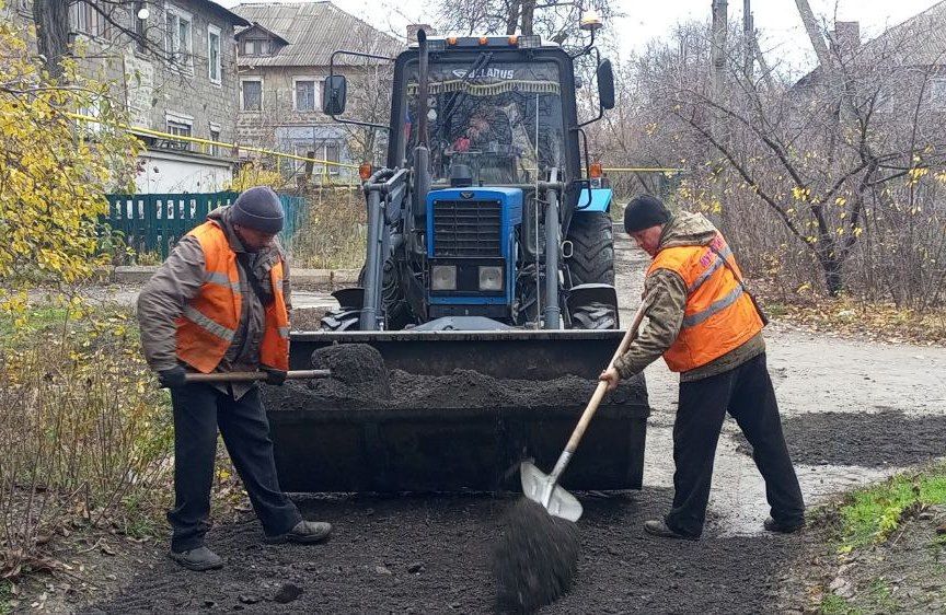 Продолжаются работы по ямочному ремонту внутридворовых дорог