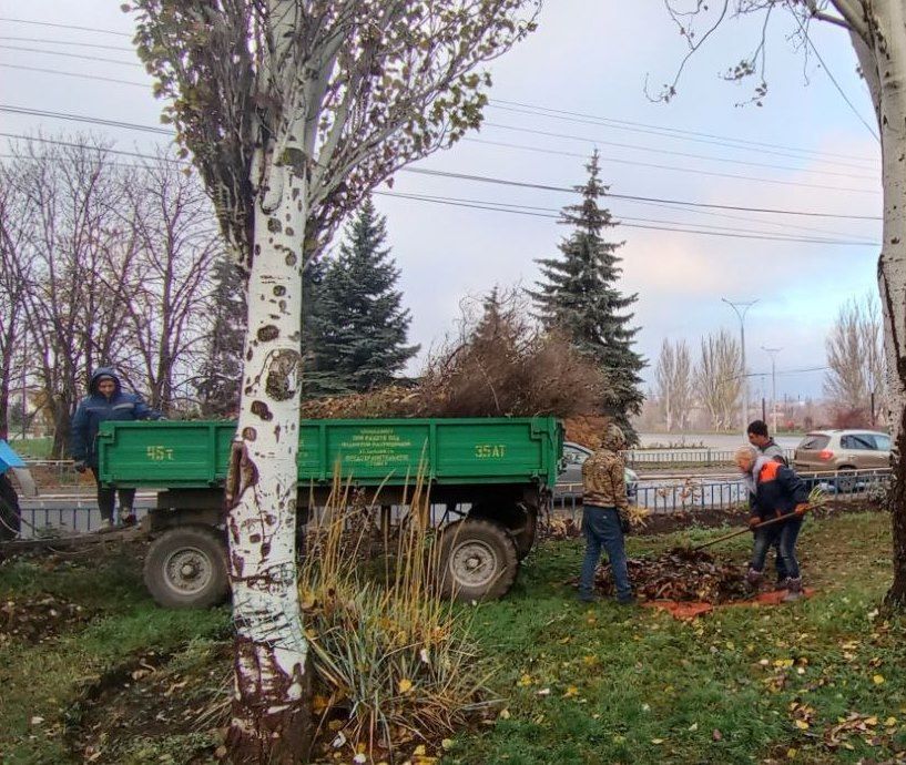 Коммунальные службы проводят работы на территории города