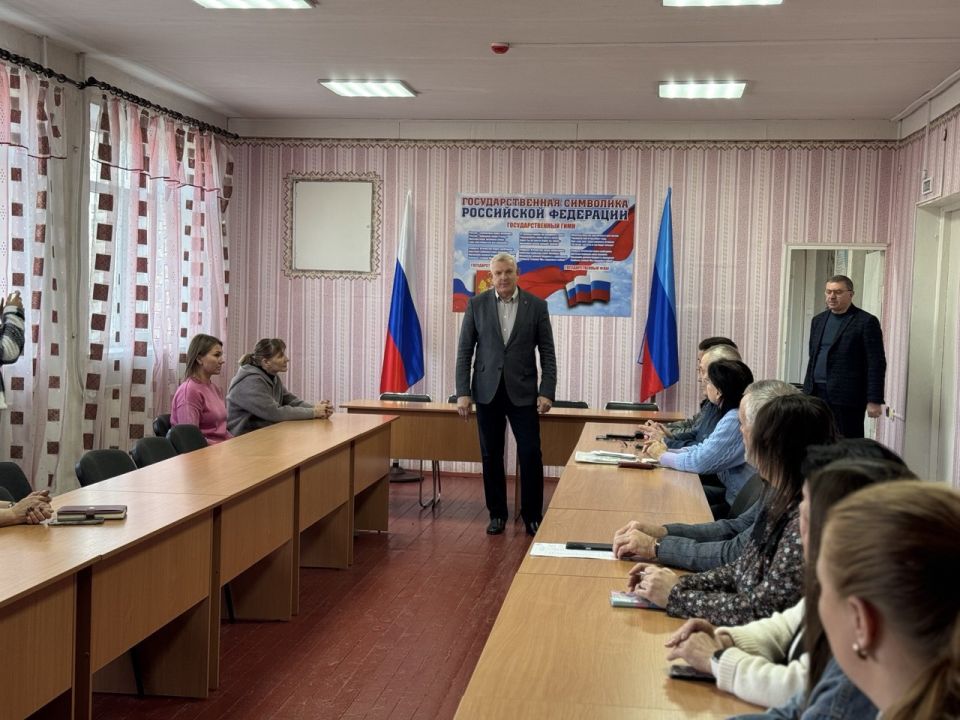 Председатель Совета Краснодонского муниципального округа Владимир Шалай провел рабочую встречу с сотрудниками и преподавателями Молодогвардейского многопрофильного колледжа имени героев подпольной организации "Молодая...