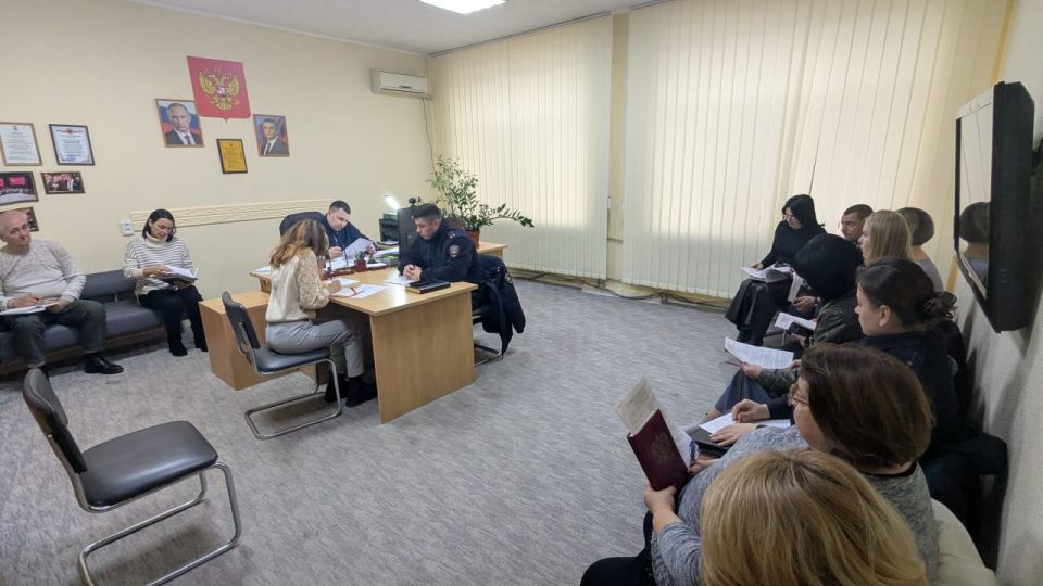 Под председательством заместителя Главы Старобельского муниципального округа Максима Борисовича Арабаджи состоялось заседание Комиссии по делам несовершеннолетних и защите их прав