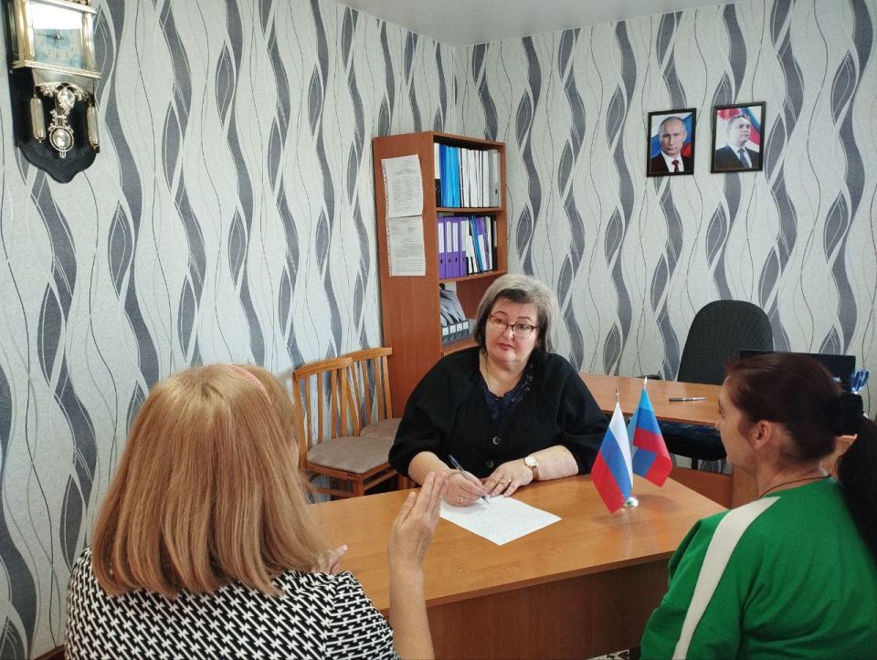 Сегодня в детском саду "Радуга" в рамках общегородской акции «Забота», начальник отдела по вопросам опеки, попечительства и патронажа Администрации городского округа город Ровеньки Ирина Попова оказала индивидуальную...