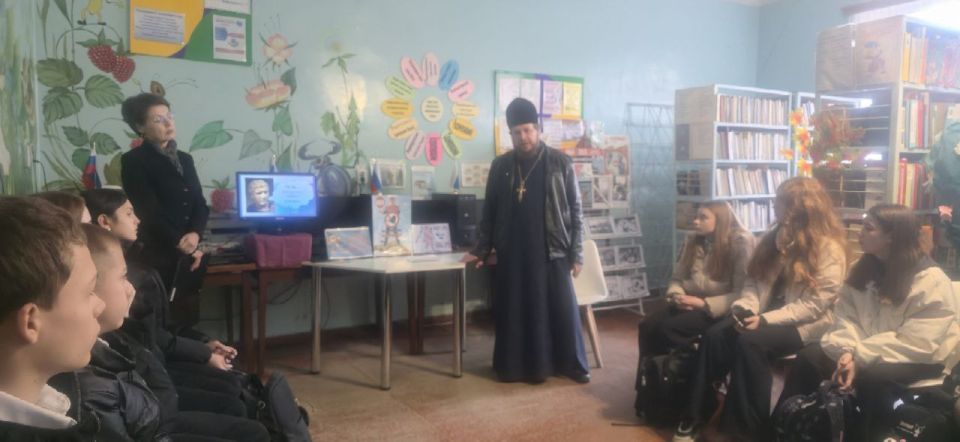 В библиотеке пгт Ясеновский для старшеклассников Ясеновской гимназии имени Ю.В. Стеценко состоялся урок нравственности, посвященный культуре речи и борьбе с нецензурной бранью