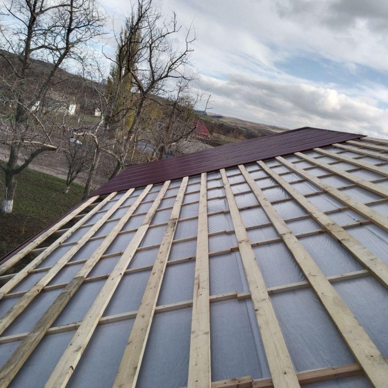 Аварийная бригада Удмуртии продолжает ремонт кровли сельского дома культуры в Македоновке