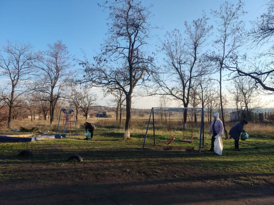 Сегодня сотрудники отдела жизнеобеспечения г. Вахрушево вместе с активными жителями провели субботник: убрали видимый мусор и сухие ветки на улице Калинина и в парковой зоне