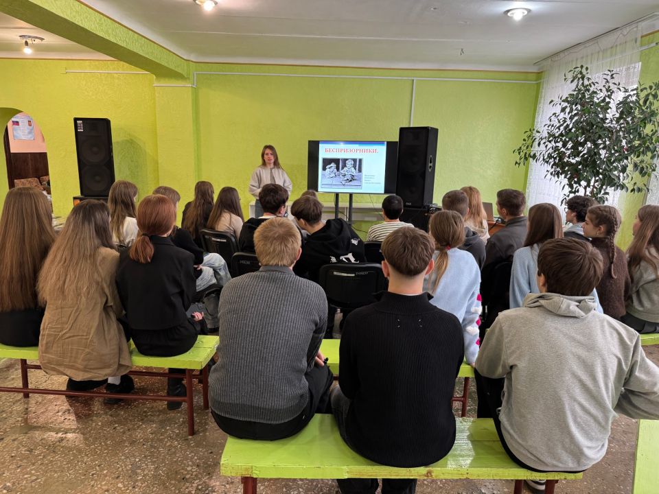 Сотрудники Дома культуры им. Ленина пгт Новодарьевка провели информационный час «Что такое подростковая безнадзорность» для обучающихся Новодарьевской школы им. В.Д.Луганского