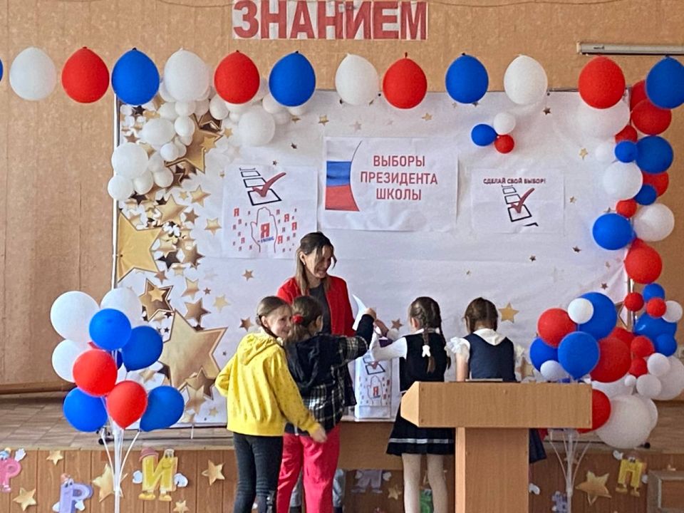 Вячеслав Третьяков: 11 ноября 2025 года в ГБОУ ЛНР «Новоастраханская СШ» Кременского МО состоялись выборы Президента школьного ученического самоуправления