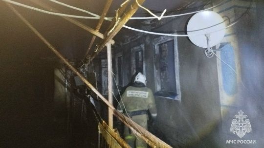 Предположительно, из-за короткого замыкания электропроводки сгорел жилой дом, соседние - удалось спасти