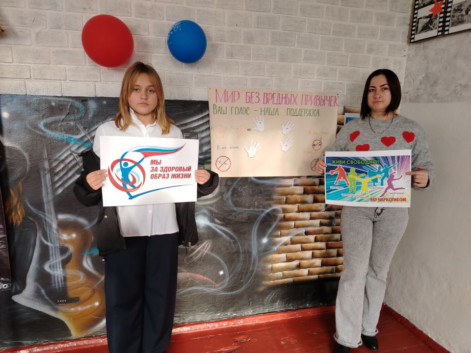 Работники Нагольно-Тарасовского Дома культуры провели познавательную акцию «Мир без вредных привычек»