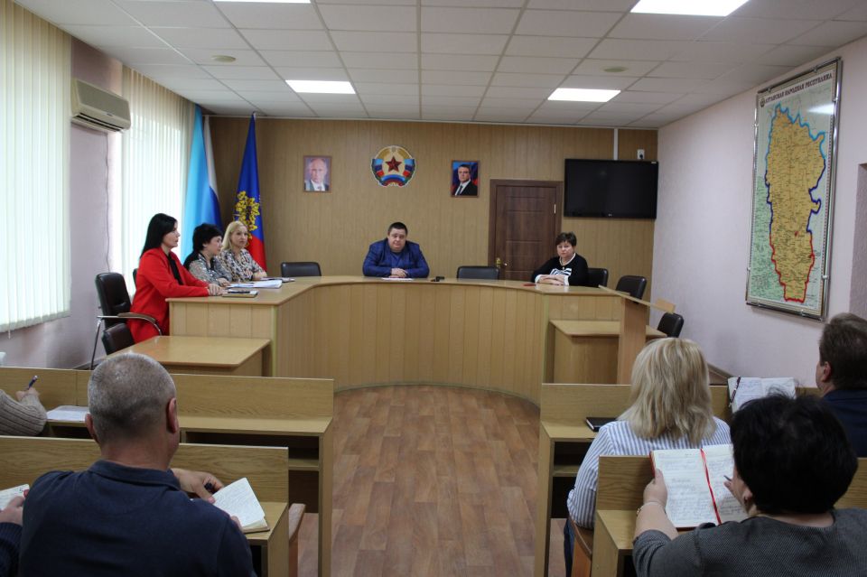 Сегодня Глава городского округа город Ровеньки Андрей Рубанцов провел плановое рабочее совещание с руководителями управлений администрации и структурных подразделений