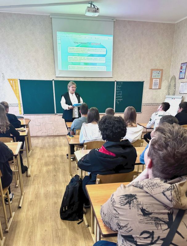 Сотрудники ГБУ ЛНР «МФЦ» продолжают свою деятельность в рамках проекта «Цифровая грамотность» в учебных заведениях Луганской Народной Республики