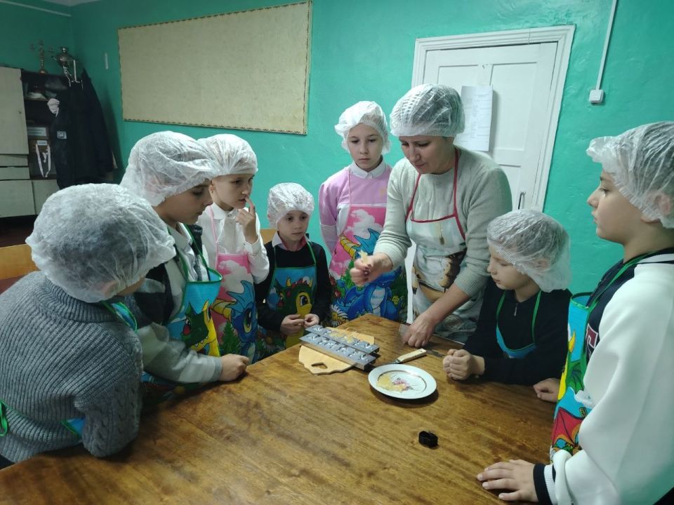 Зинаида Наден: В клубе пгт.Вергулевка, в рамках проекта "Российское село" партии "Единая Россия" для ребят из объединения «Волшебная кухня», прошёл мастер-класс «Сладости для радости» по изготовлению леденцов из карамели