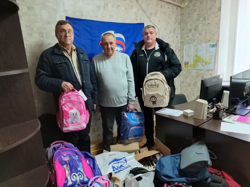 «Эстафета добрых дел». Руководитель фракции Александр Фещенко совместно с депутатом партии «ЕДИНАЯ РОССИЯ», секретарем первичного отделения №1 города Кременная Виктором Запорожцем передали 28 рюкзаков наполненных...
