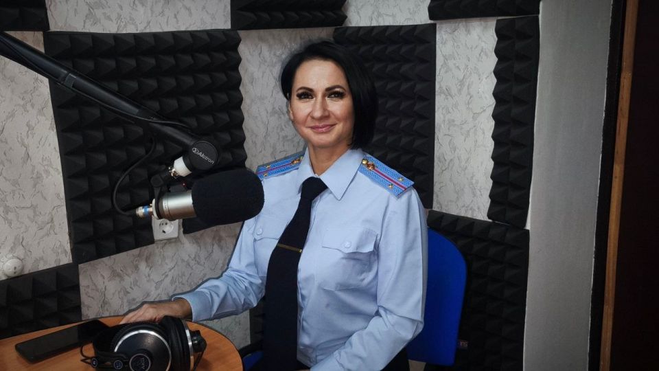 О профессии полицейского и связи правоохранительной деятельности и психологии в эфире радио «Время ФМ» рассказала начальник отделения психологической работы отдела морально-психологического обеспечения Управления по работе с...