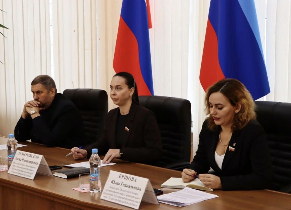 Под председательством Председателя Совета Лутугинского муниципального округа Алёны Лумеровской состоялось внеочередное, 40-е заседание Совета депутатов