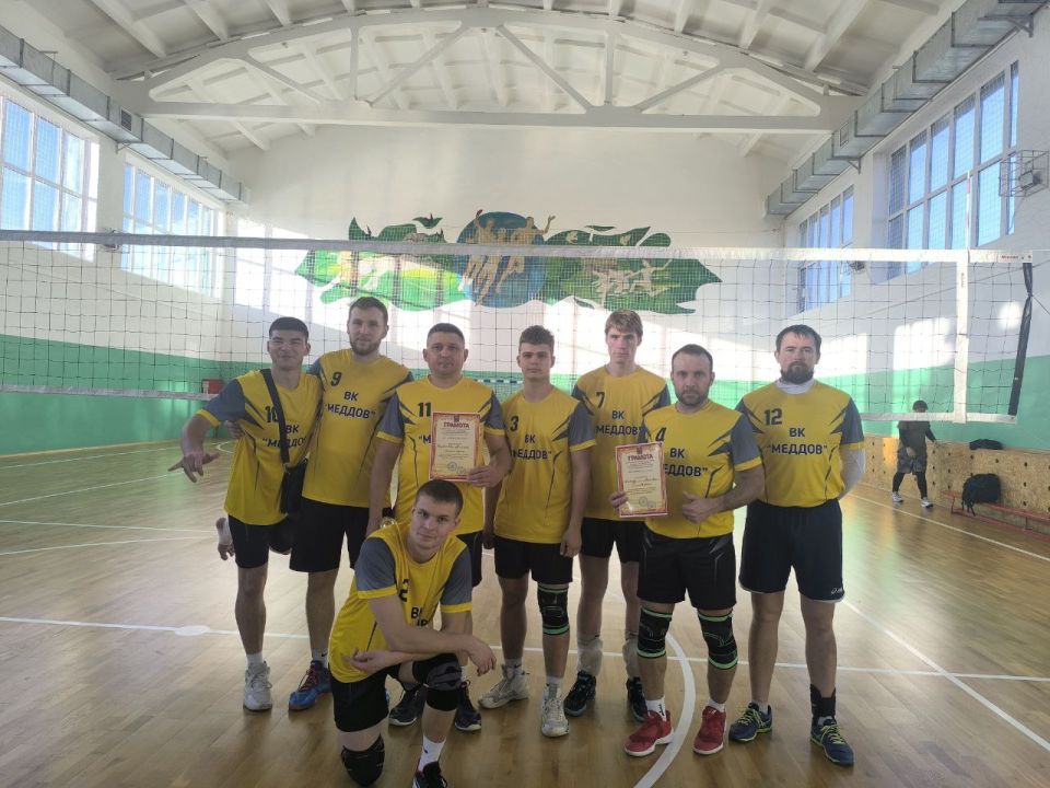 Успешное выступление меловской волейбольной команды «МЕДДОВ» на турнире в Лутугино
