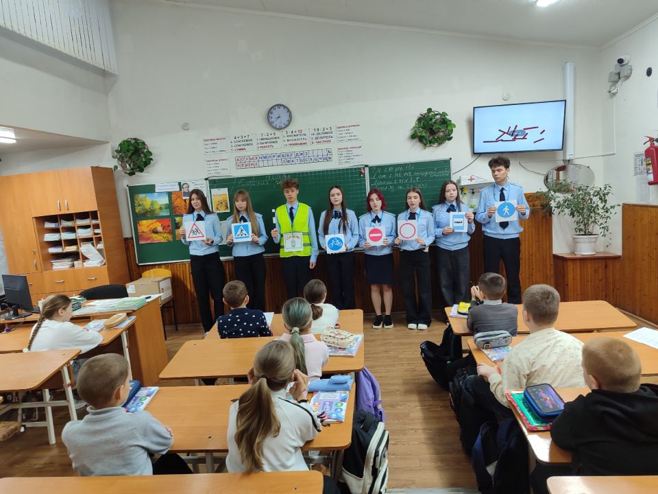 Отряд юных инспекторов движения "Скорость" из Ровеньковской школы №3 продолжает свою благородную миссию – делать дороги безопаснее!