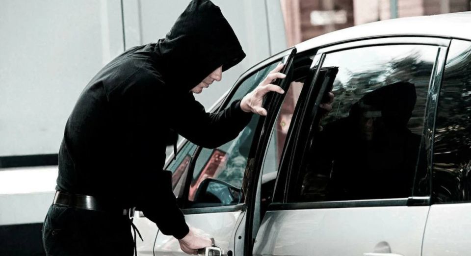 В Лисичанске задержали пожилого мужчину за присвоение и продажу чужого авто