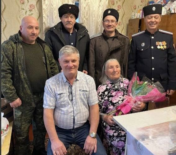 Депутаты Совета Лутугинского муниципального округа Владимир Малыш и Николай Клименко совместно с казаками Казачьей Национальной Гвардии посетили на дому участниц Великой Отечественной войны - жительниц пгт
