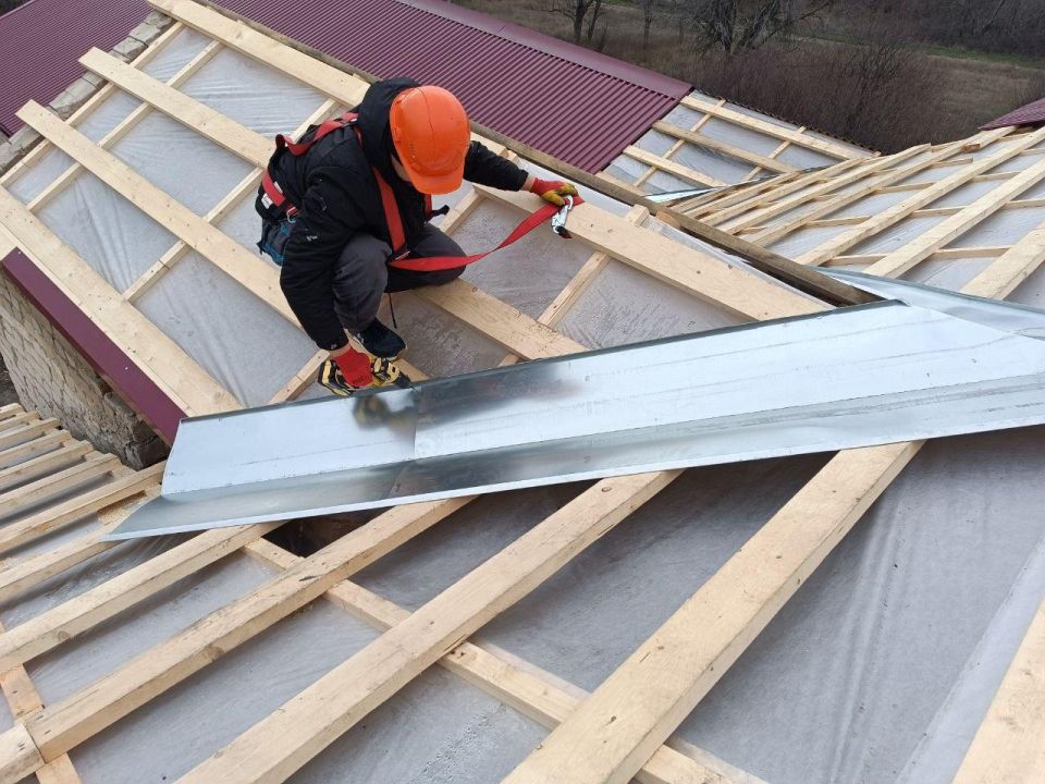 В Македоновке завершается капитальный ремонт кровли Дома культуры