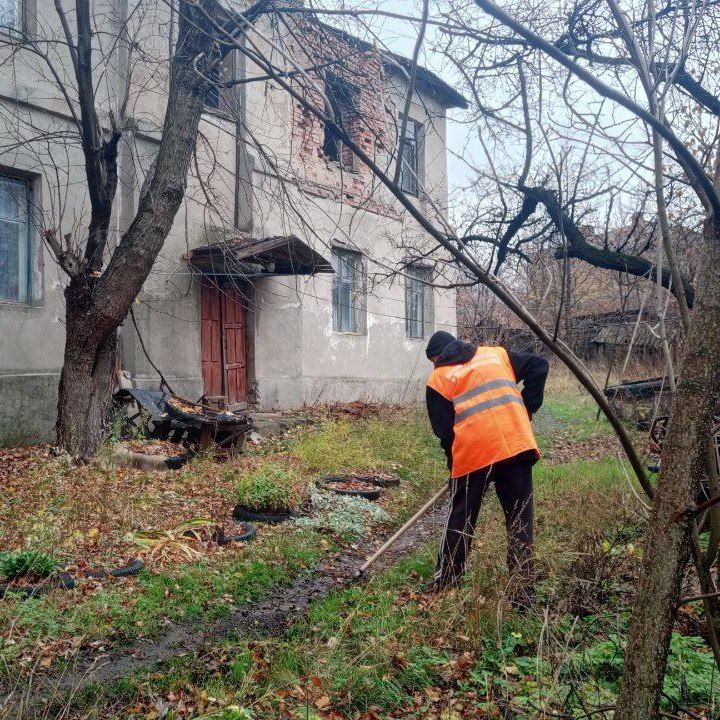 Брянковский филиал НКО «Единый региональный фонд по управлению многоквартирными домами ЛНР» ведет плановую работу по благоустройству территорий в осенний период