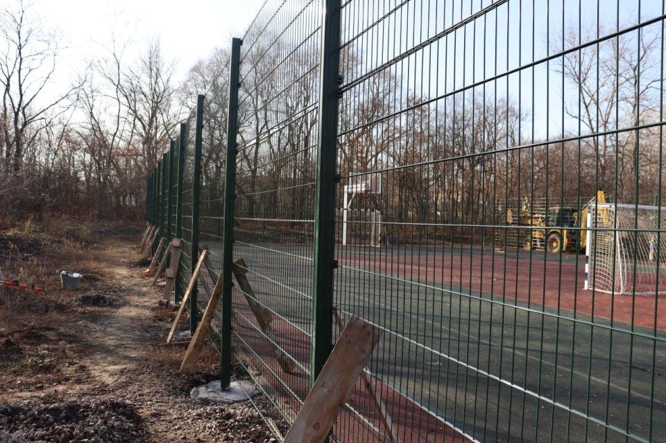 В парке «Горняк» продолжается благоустройство спортивной площадки