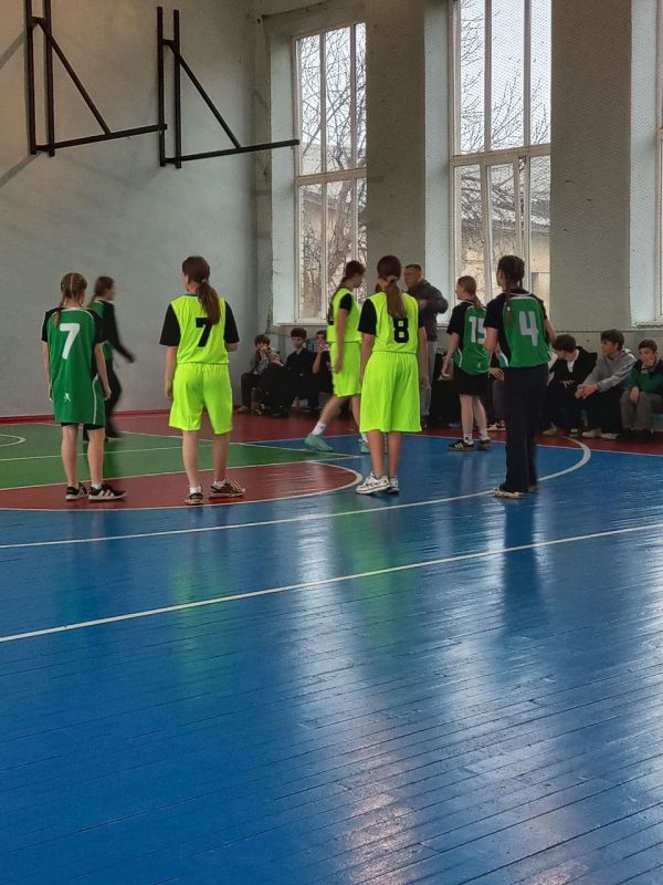 Сегодня в Ровеньках стартовал муниципальный этап чемпионата школьной баскетбольной лиги «КЭС-БАСКЕТ» ЛНР сезона 2025–2026 гг, в котором принимает участие 9 команд юношей и 5 команд девушек общеобразовательных учреждений