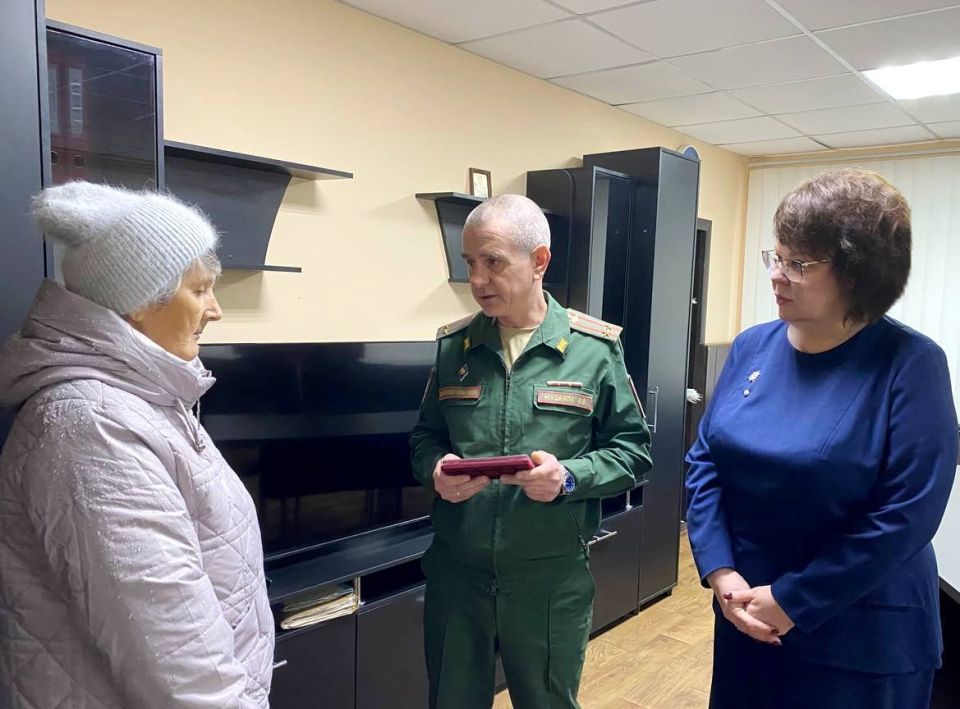 Марина Филиппова: Сегодня вместе с военным комиссаром Новоайдарского района Вячеславом Мадановым вручили высокую государственную награду – "Орден мужества" – матери нашего земляка, военнослужащего Сергея Скляренко