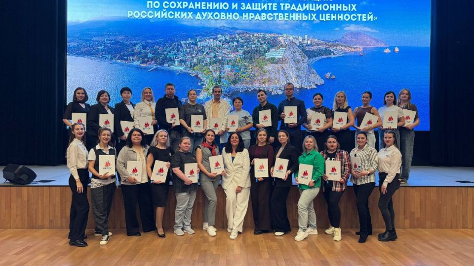 Управленческая команда Червонополянского учебно-воспитательного комплекса Антрацитовского муниципального округа приняла участие в обучении по дополнительной профессиональной программе повышения квалификации "Высшая школа...