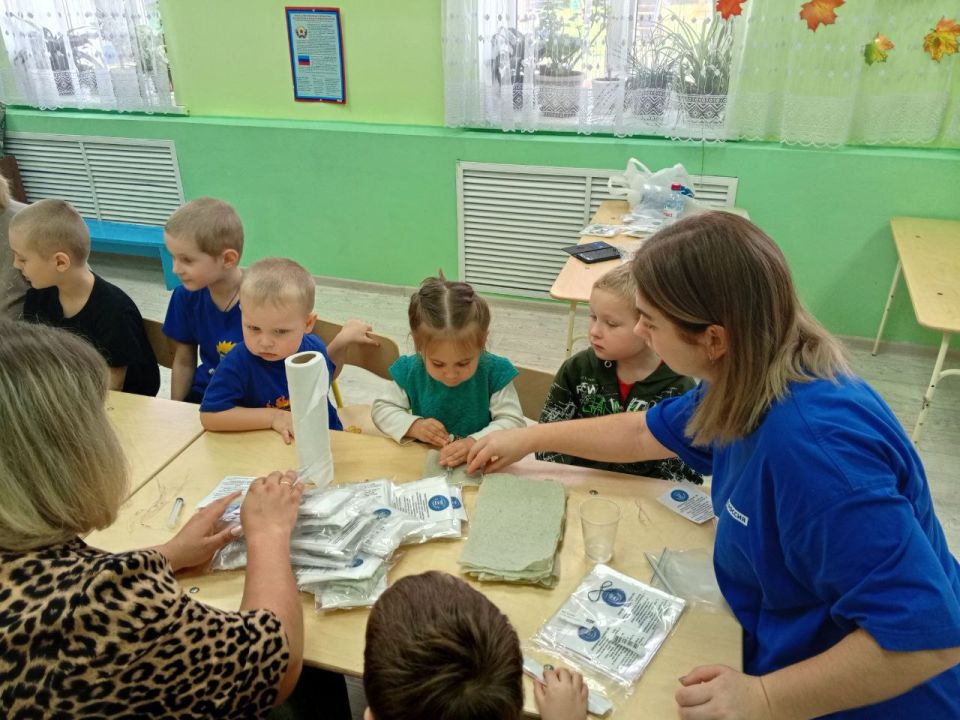 Активисты «Единой России» провели мастер-класс по изготовлению сухих душей