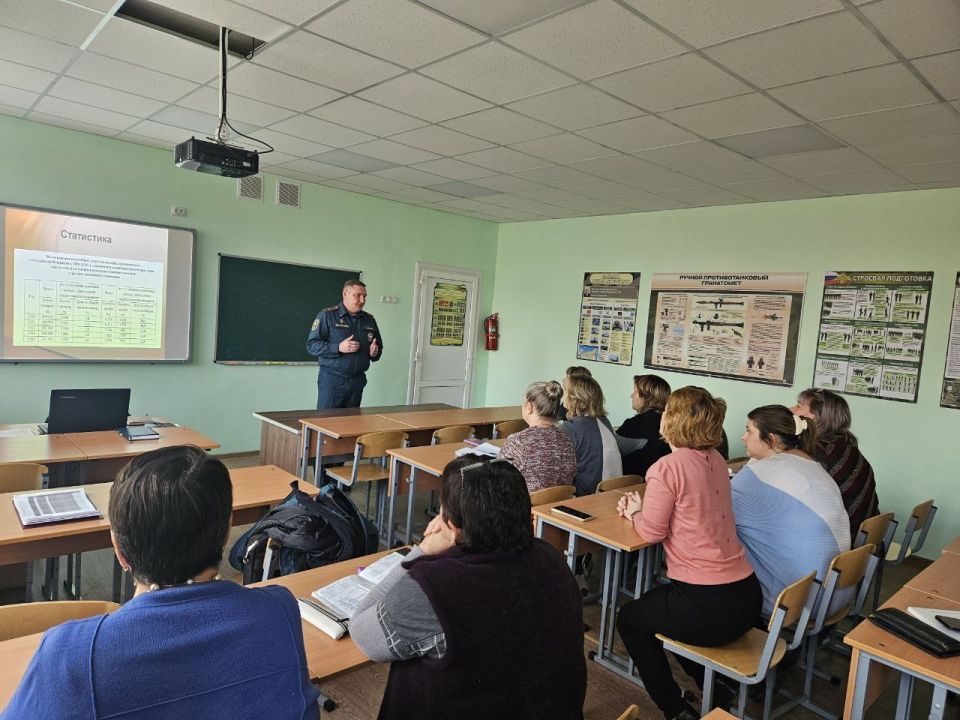 Лисичанскую школу №27 посетил заместитель начальника отдела НД и ПР по г. Лисичанску управления НД и ПР, ГУ МЧС России по ЛНР, майор внутренней службы Максим Белоусов