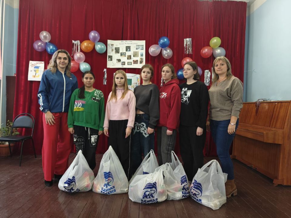 В Стаханове поздравили детей-сирот и ребят под опекой с Всемирным днём ребёнка