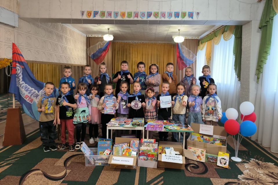 Воспитанники дошкольного учреждения "Колокольчик", участвуя в треке "Орленок-доброволец" присоединились к акции "Коробка храбрости" для детей, находящихся на лечении в стационаре