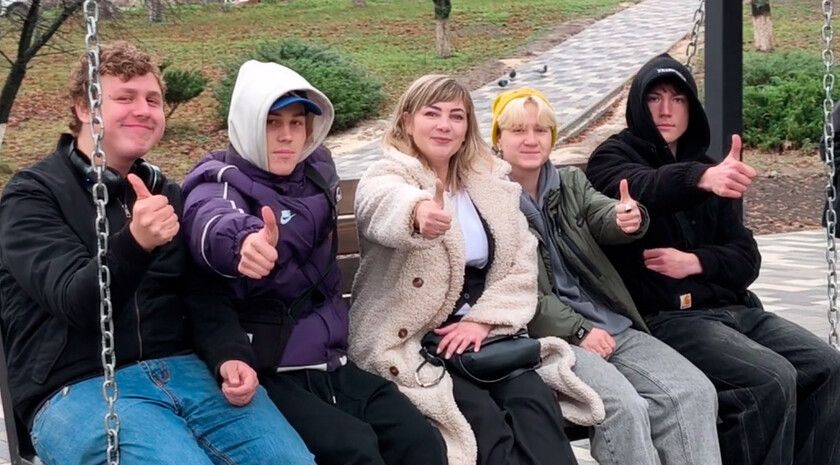 Общественная территория у мемориала в Брянке открылась после реконструкции