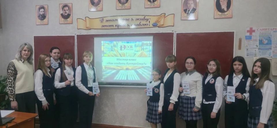 В рамках проекта Семейный фестиваль «Книга в кадре» - победителя конкурса Фонда президентских грантов, учителя-филологи Ясеновской гимназии им.Ю.В. Стеценко провели мастер-класс