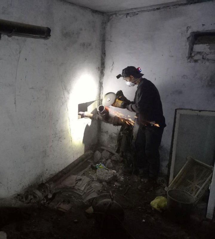 Андрей Губарев: Работники Первомайского филиала занимаются обновлением труб в системах центрального отопления многоквартирных домов