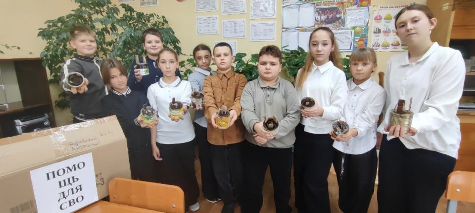 В Антрацитовской средней школе № 10 посёлка Дубовский состоялась акция «Подари тепло солдату»