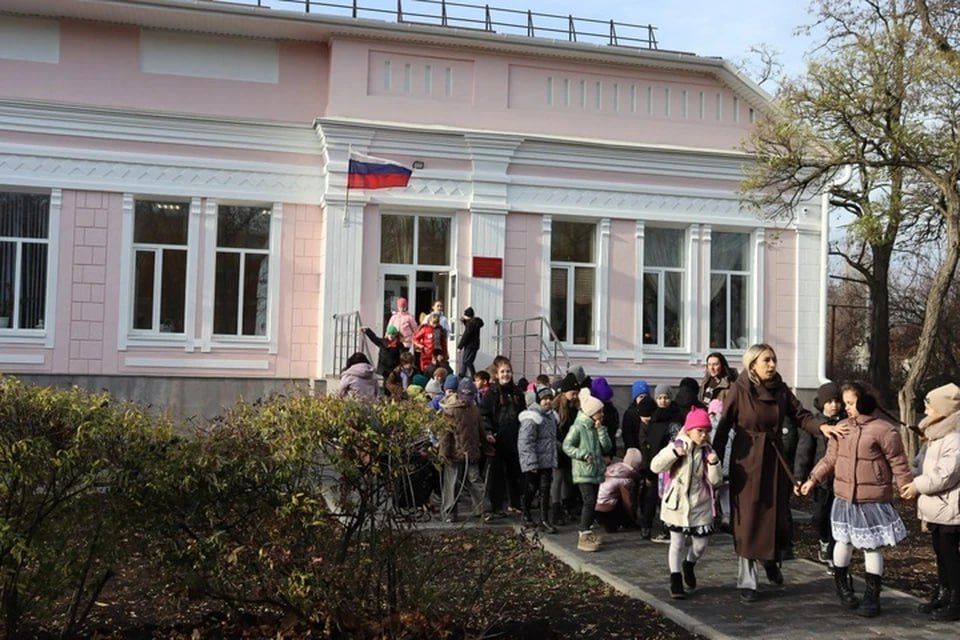 Регион-шеф отремонтировал Стахановскую детскую школу искусств