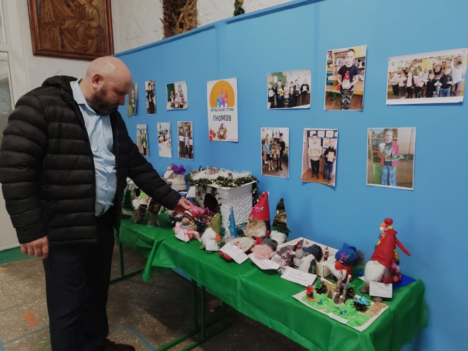 Вячеслав Третьяков: Посетил ГБОУ ЛНР «Кременская СШ №1» в школе проходила удивительная выставка детских работ на тему "Волшебная страна гномов"