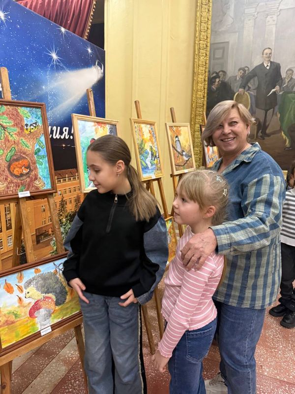 «Шепот осени: яркие картины юных мастеров»