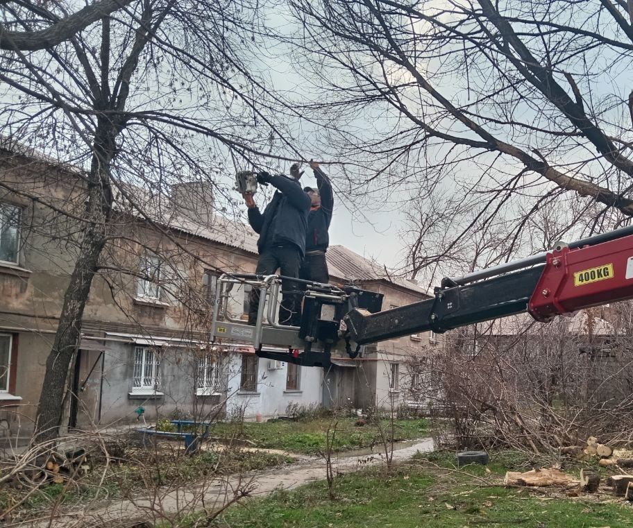 Коммунальные службы проводят работы на территории города
