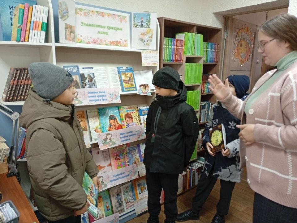 В Лутугинской Районной библиотеке для детей прошел обзор у книжно-иллюстративной выставки «Знаменитые книжные мамы»