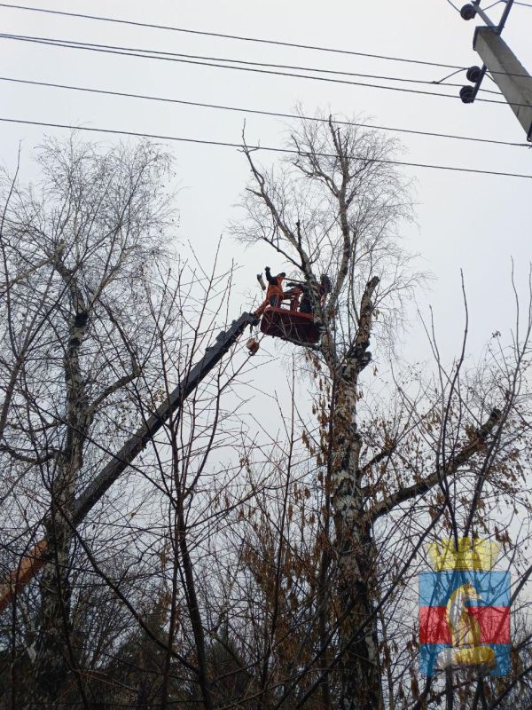 Ежедневно работниками МБУ "КСЛ" выполняются работы по санитарной очистке и благоустройству города Лисичанска