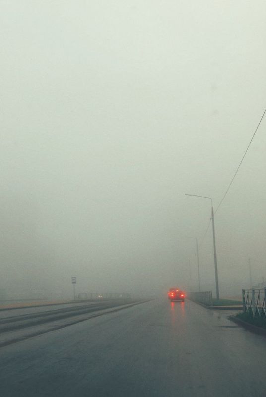 ДАЛЬНИЙ СВЕТ. Включать дальний свет запрещено — он отражается от мельчайших капель, из которых состоит туман, и ослепляет водителя