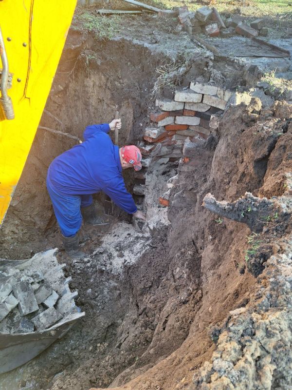 Уважаемые жители!. ПУ ВКХ г. Рубежное по улице Лесная 4, устранили течь на водопроводе диаметром Ду 100