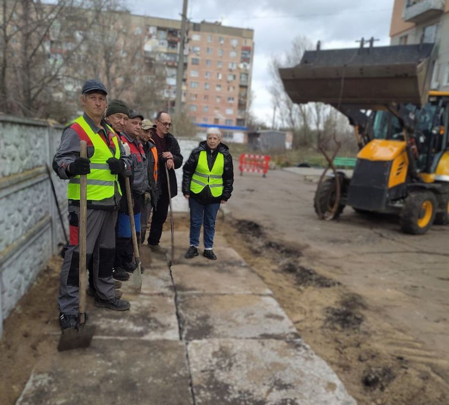 МУП «ДЭП города Рубежное» произвел ремонт места сбора ТКО и установку новых контейнеров