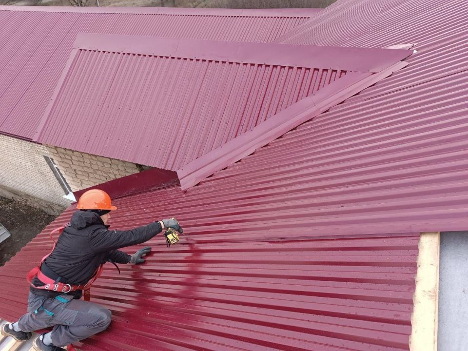 Рабочая группа шеф-региона из Удмуртии продолжает капитальный ремонт кровли дома культуры в селе Македоновка