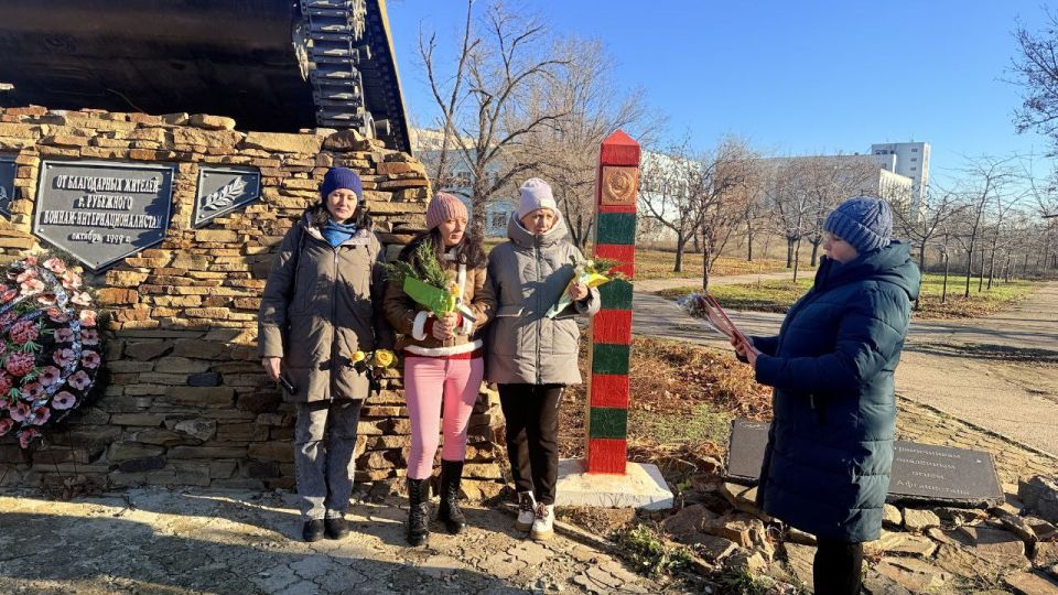 Церемония возложения цветов, посвящённая Дню российского военного миротворца