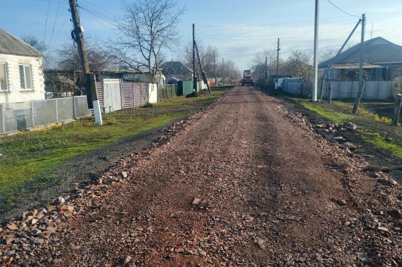 В пгт Калининский произведены работы по отсыпке и планировке дорог