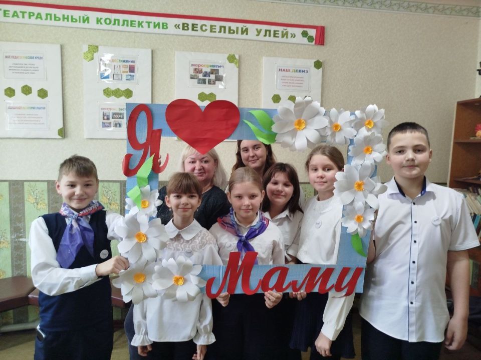 В Лутугинском Доме детского и юношеского творчества прошло занятие ко Дню Матери