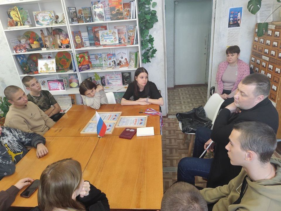 24 ноября в библиотеке-филиале №8 МБУ «АГЦБС» прошла встреча «Диалог с героем» для учащихся ГБОУ «Антрацитовская вечерняя школа»